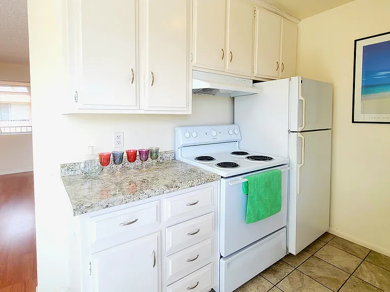 1327 Grand Ave — Photo 3