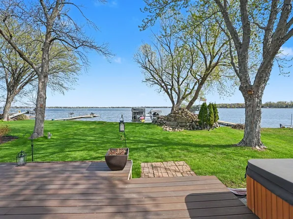 1607 Beach Dr SE, Forest Lake, MN 55025