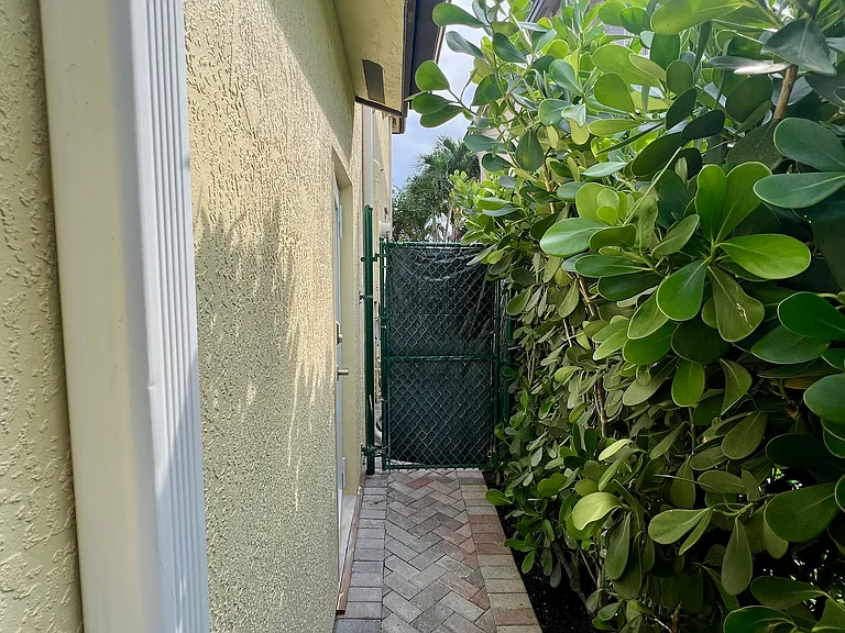 1601 SW 153rd Path — Photo 3