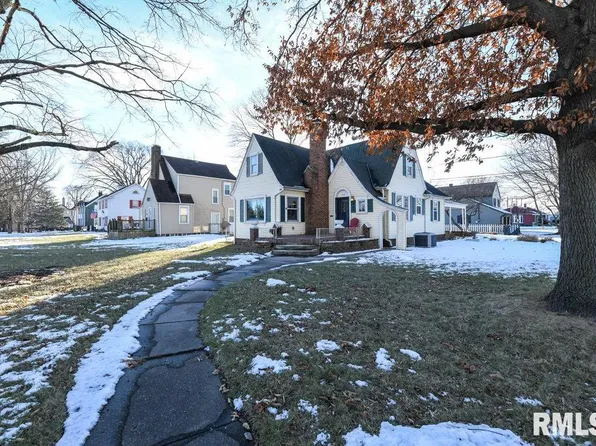 1515 N 8th St, Pekin, IL 61554