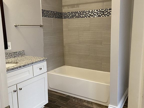 3531 2nd St. Full Bathroom