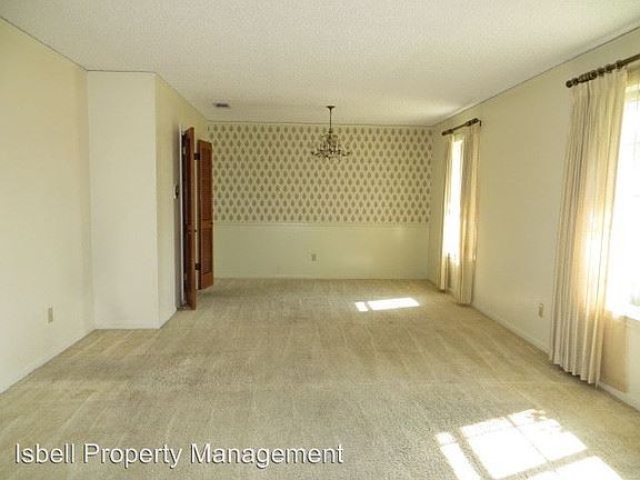 2nd image of 204 Cottonwood Dr