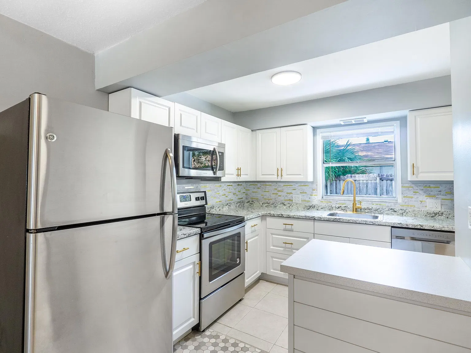 2 bed, 860 sqft, $1,895 — Photo 3