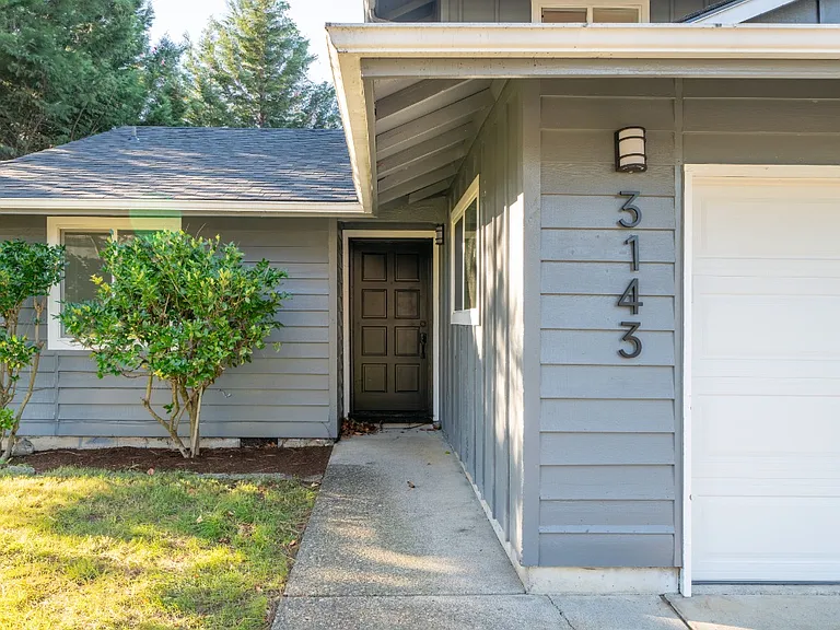 3141 SE Stott Cir — Photo 2