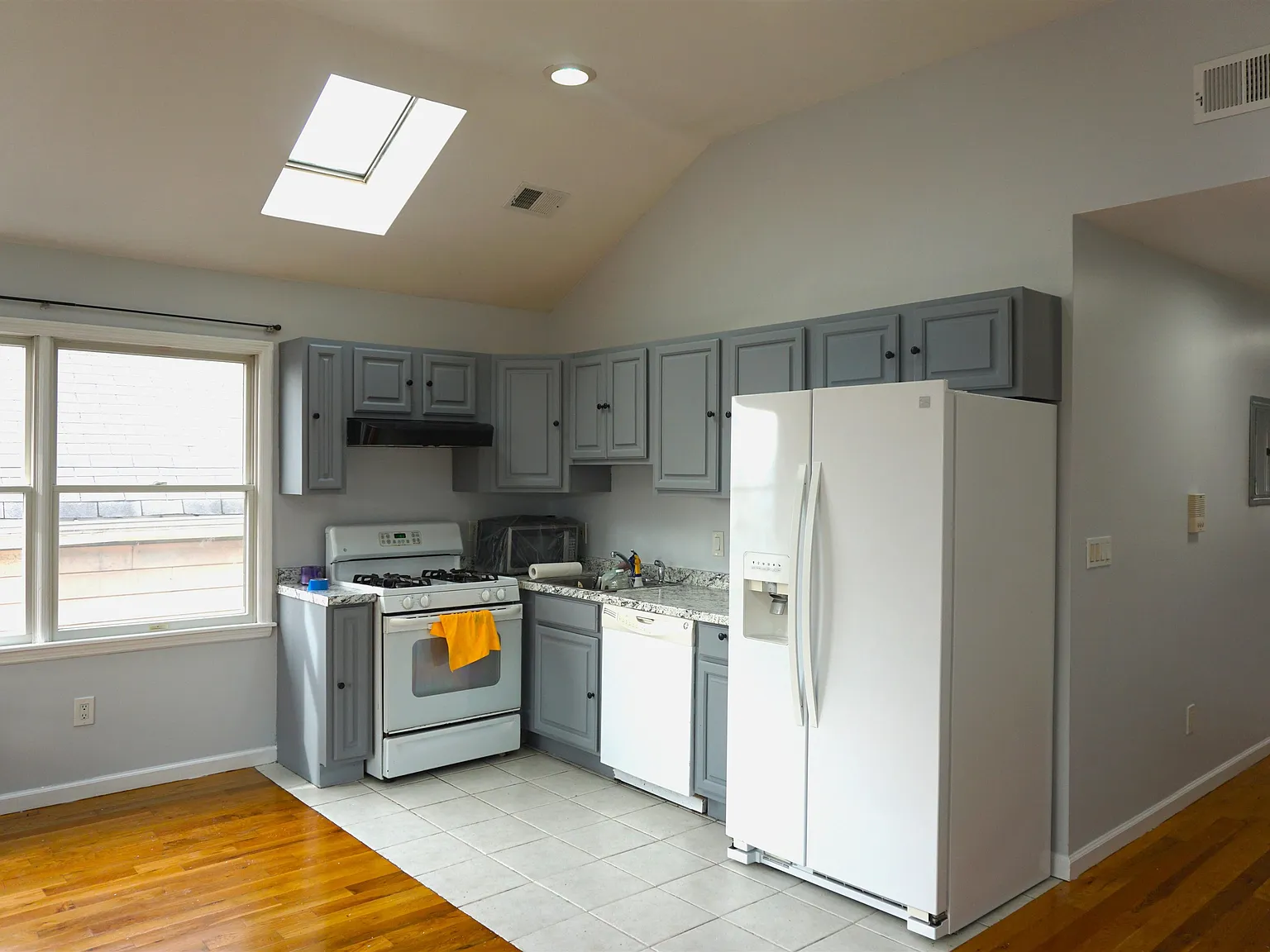 3 bed, 2.0 bath, 1300 sqft, $2,900 — Photo 4