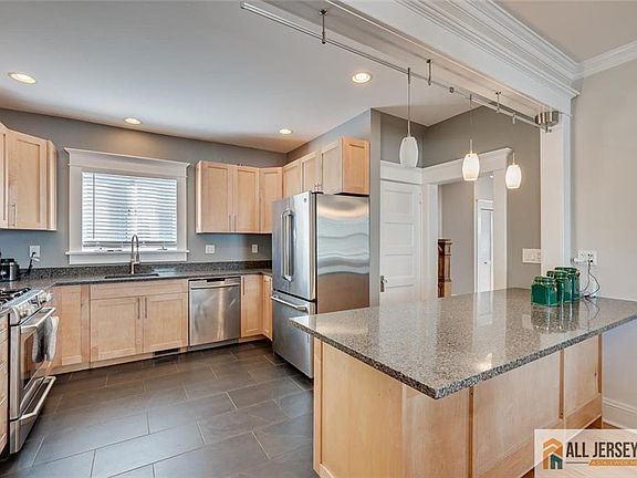 5th image of 31 Riva Ave