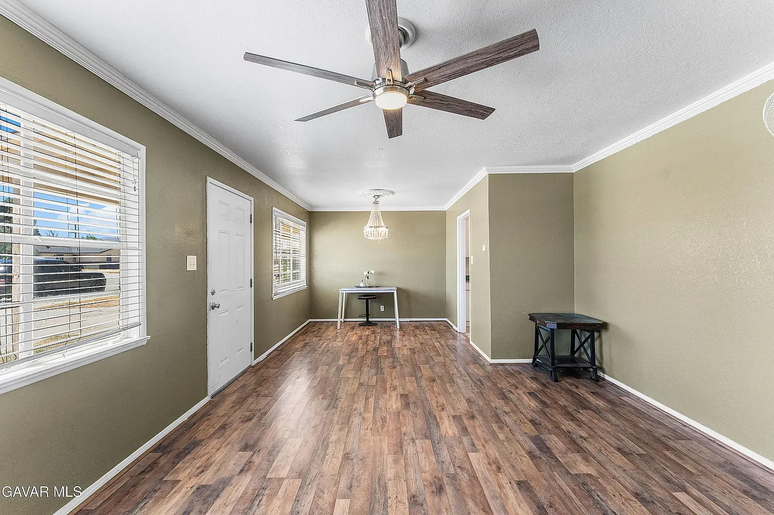 3 bed, 1093 sqft, $1,900 — Photo 1