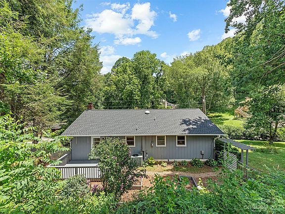 5th image of 302 Pioneer Dr