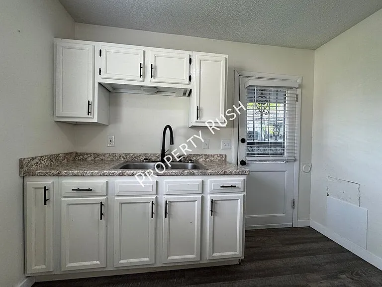 1100 S Willow St — Photo 6