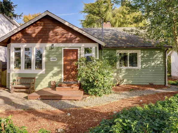 1882 Neil St, Saanich, BC V8R 3C7