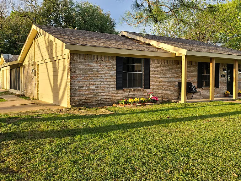 2111 Warwick Dr — Photo 5