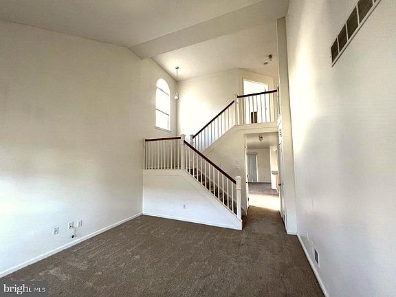 3rd image of 255 Trafalgar Dr