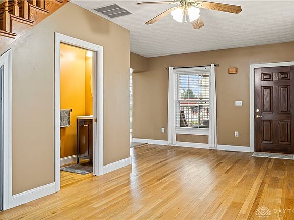5th image of 104 Jackson St