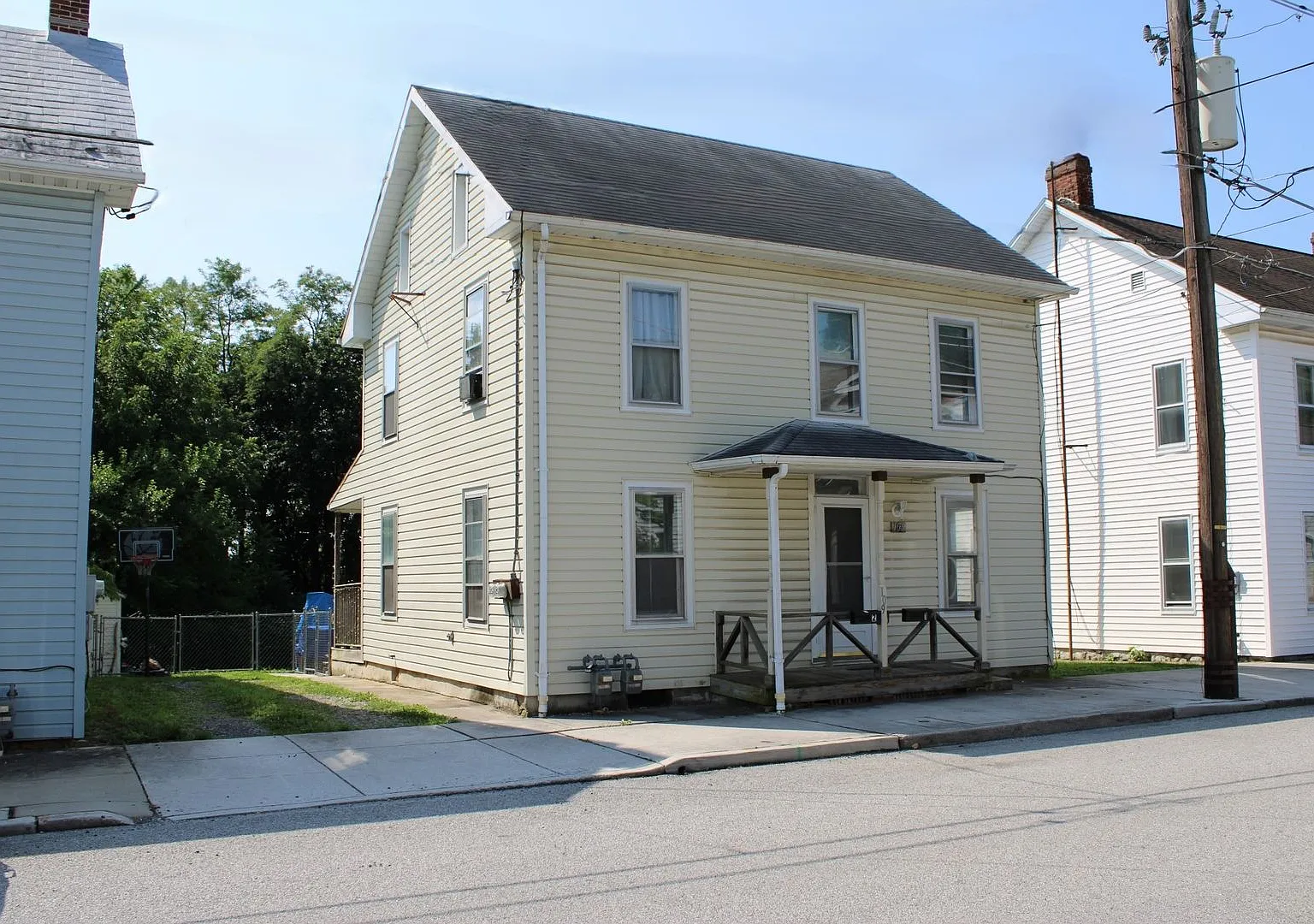2 Bedroom Duplex with Ample Storage — Photo 1