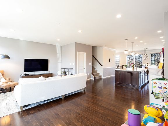 3rd image of 43011 Southview Manor Dr