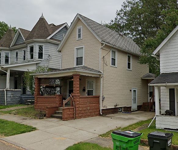 2nd image of 125 Maple Ave SE