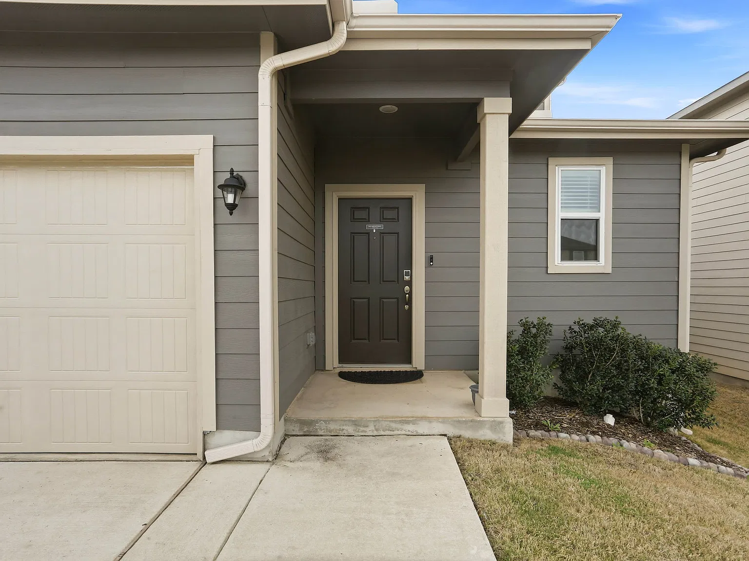 Spacious 3-Bed Home with Island Kitchen, Private Patio & Fenced Yard in St. Hedwig — Photo 3