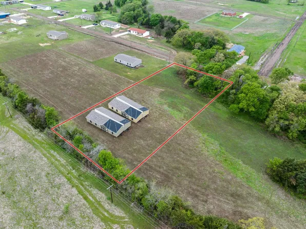 225 Largo St, Bonham, TX 75418