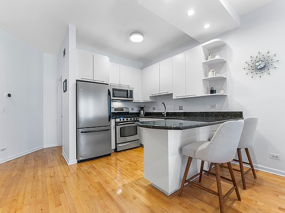 5th image of 1266 N Wood St #1