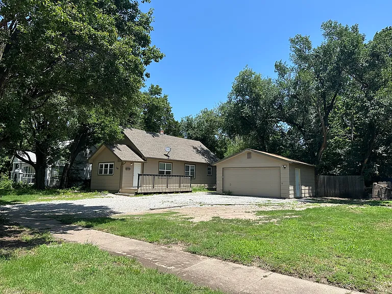 748 S Poplar St — Photo 18