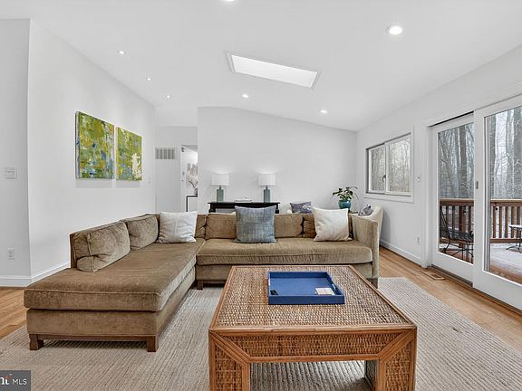 5th image of 10209 Lloyd Rd