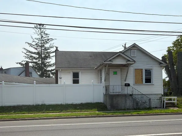 583 Straight Path, West Babylon, NY 11704