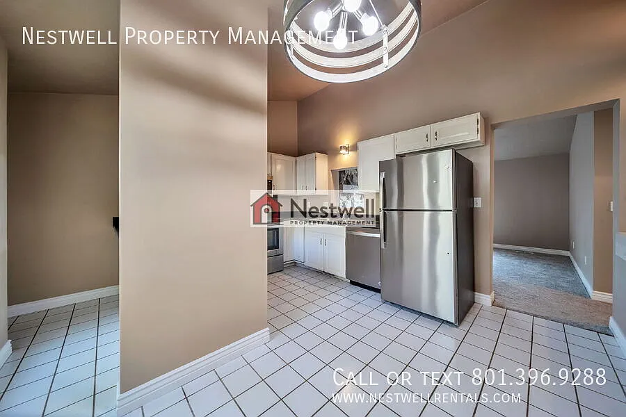 Spacious 4-bed Duplex in Cottonwood Heights — Photo 4