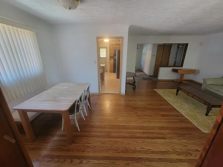 24011 Seneca St — Photo 8