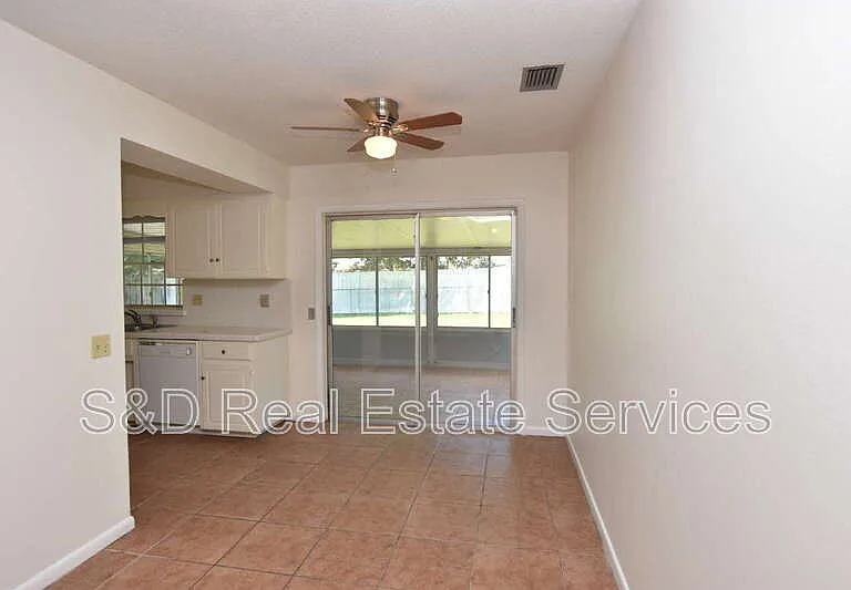 204 Chaucer Ln — Photo 6
