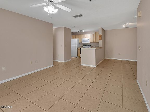 4th image of 940 Village Trl Unit 3-201