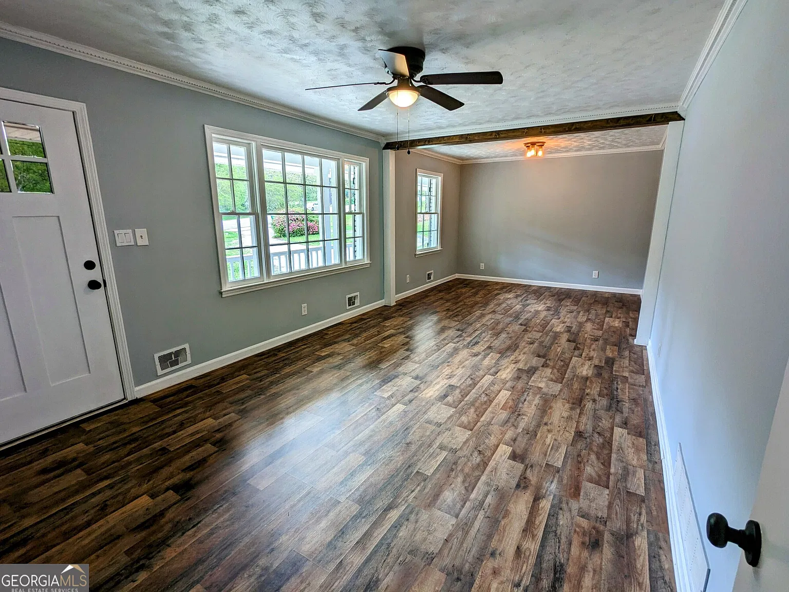 3 bed, 2.0 bath, 2880 sqft, $2,200 — Photo 2