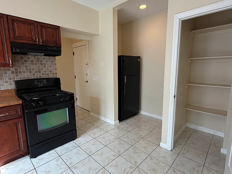 21 Robert Pl #2R — Photo 4