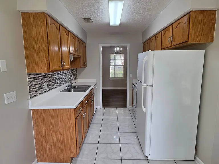 304 Woodbury Ln — Photo 6