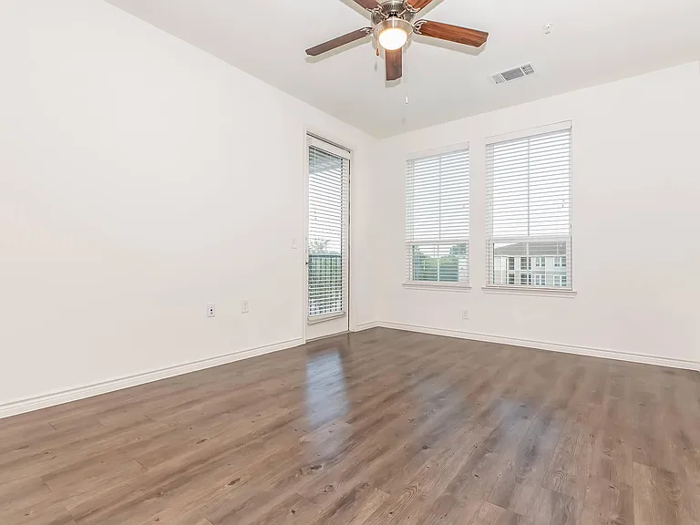Green Oaks Apartments — Photo 24