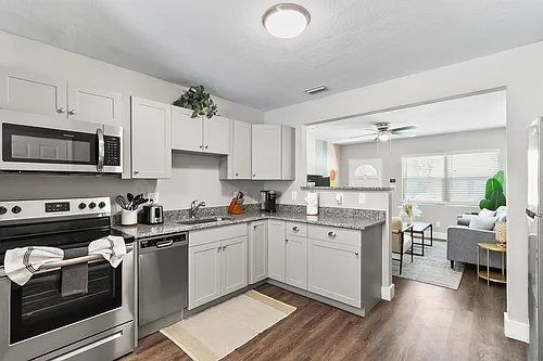 1035 Queen St N Photo 1