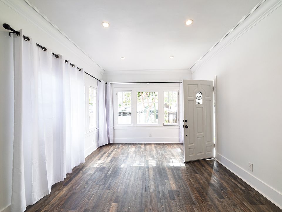 1st image of 321 N Heliotrope Dr