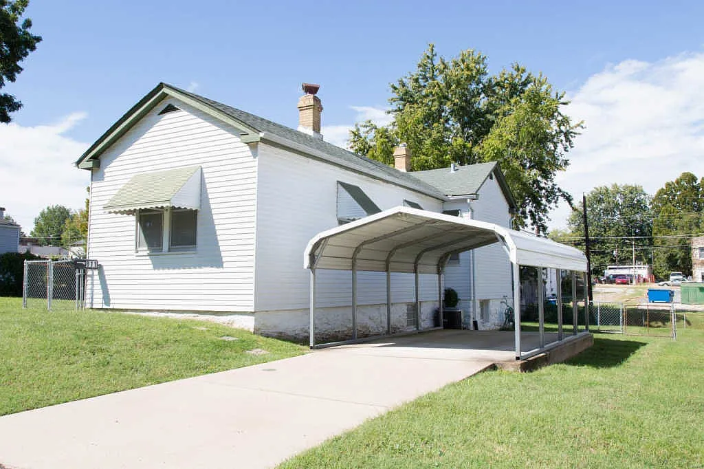 811 Regina Ave photo 1
