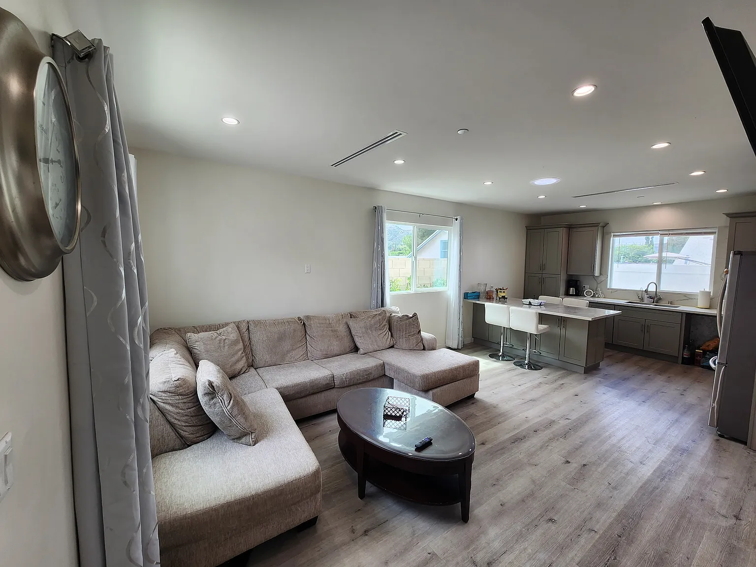 2 bed, 1060 sqft, $3,000 — Photo 2