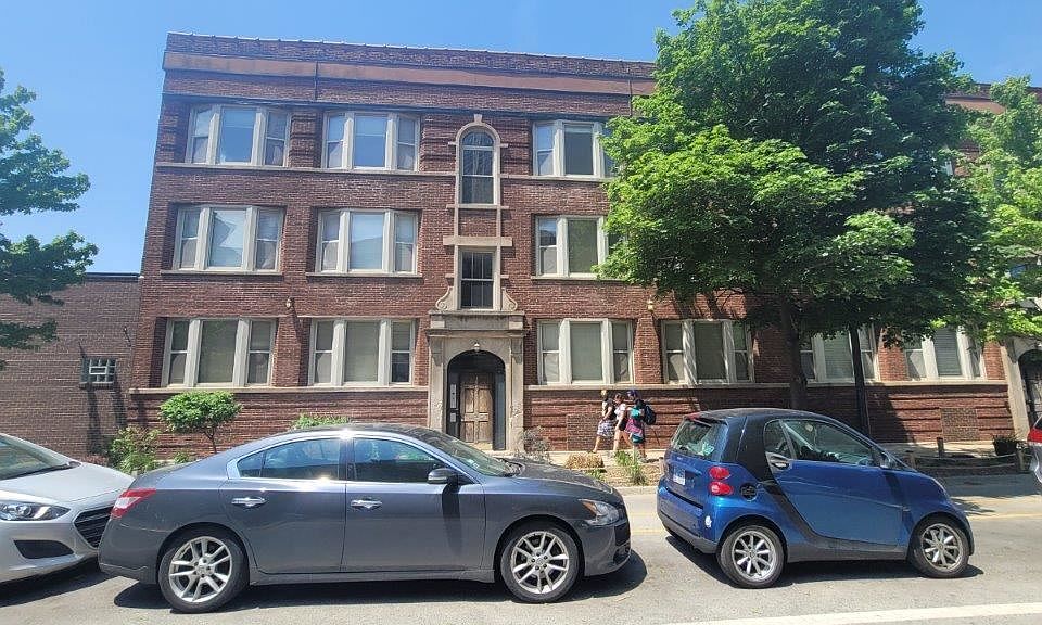 1st image of 3942 N Clarendon Ave APT 3S
