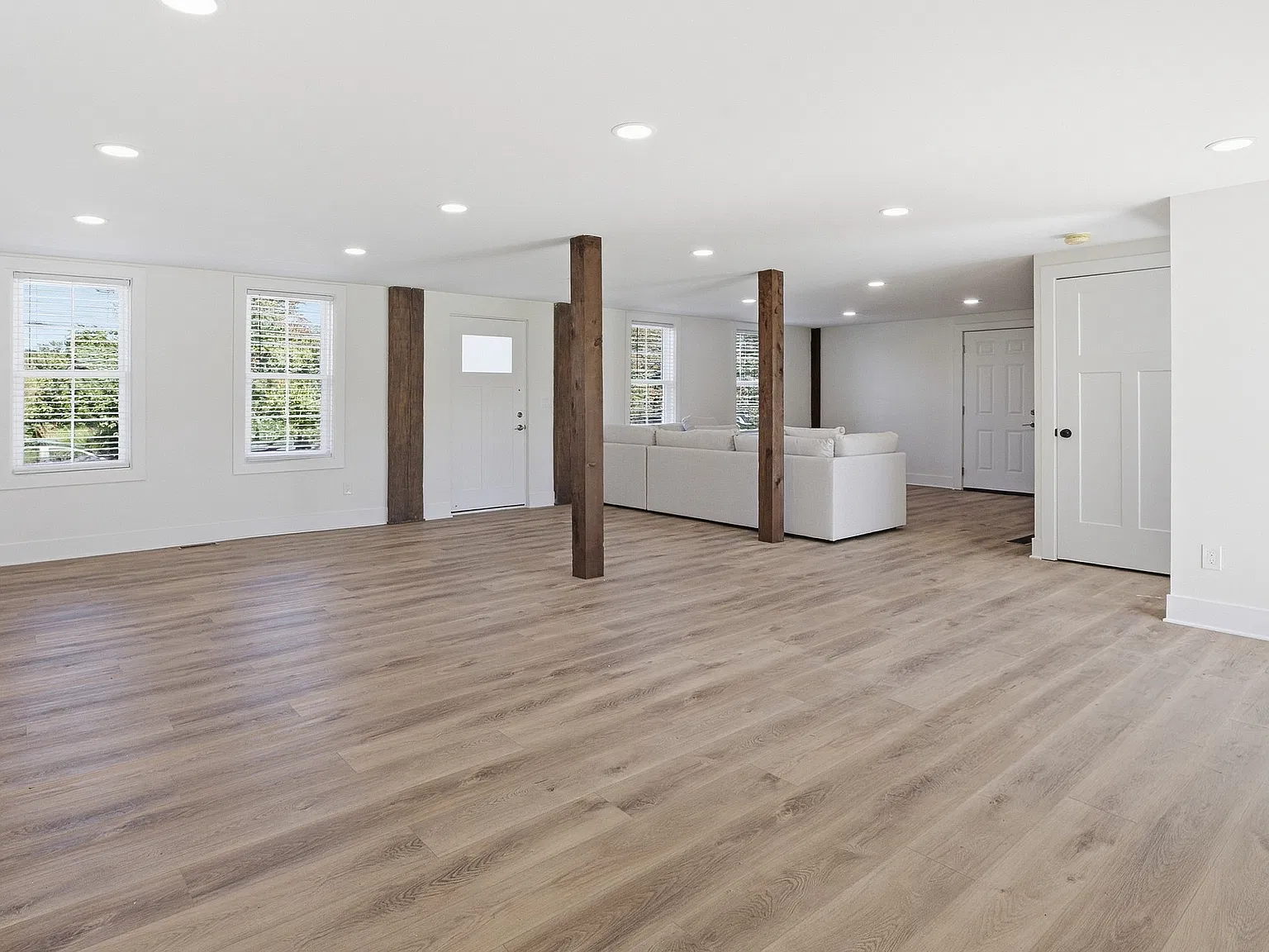 4 bed, 2.5 bath, 2400 sqft, $3,500 — Photo 3