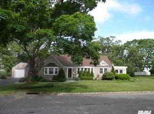7 Fairway W, Sayville, NY 11782
