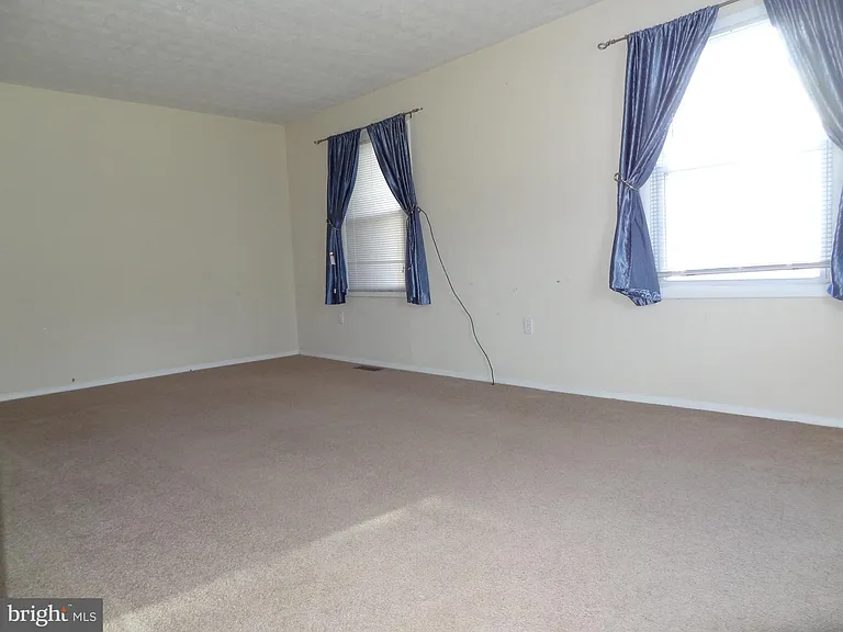 2074 Lake Grove Ln — Photo 8