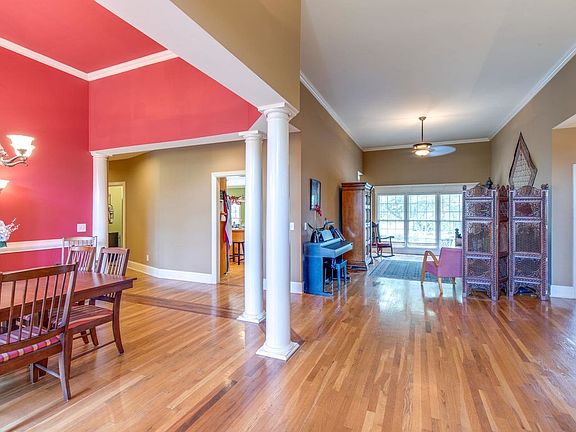 3rd image of 804 Austins Way