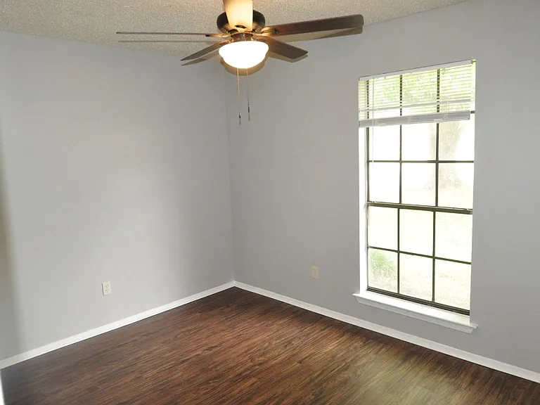 220 Joyce St — Photo 10