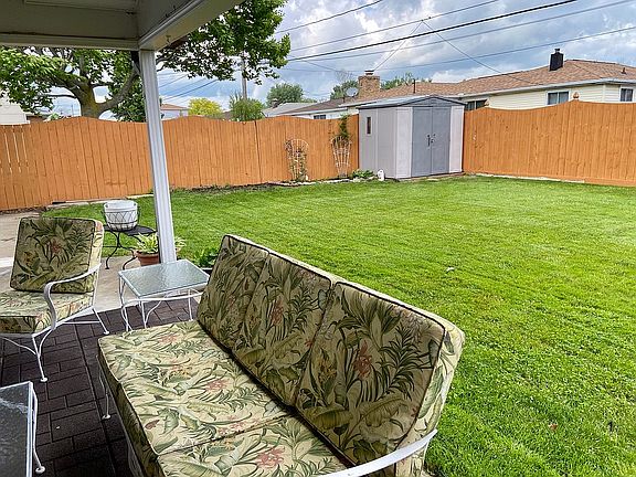 3rd image of 19 Fairoaks Ln