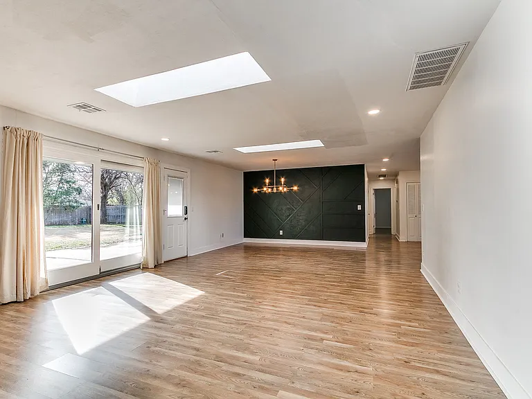 3210 W Wilshire Blvd — Photo 9