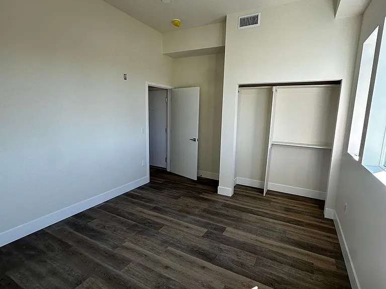 1015 W 21st St — Photo 5
