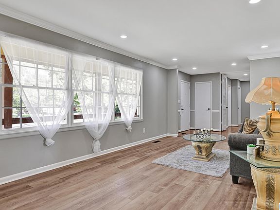 5th image of 633 Chestnut St