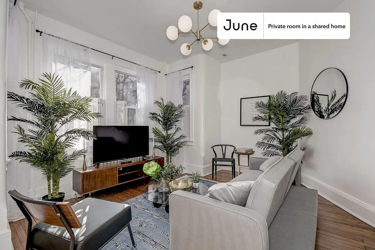 Queen bedroom in 3 bed/2 bath home in Capitol Hill #179 2B — Photo 4