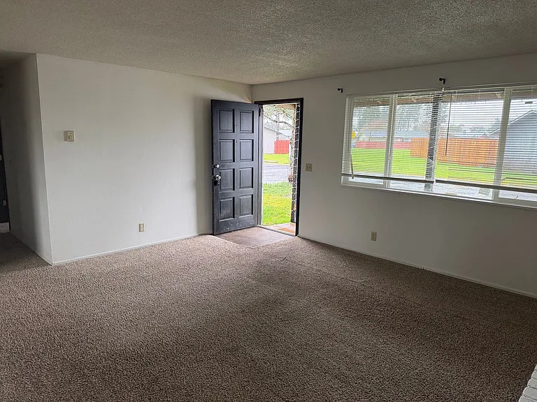 5040 E St #1 — Photo 3